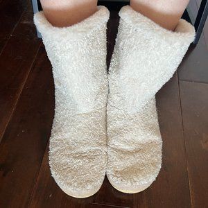 Toms Fuzzy Slipper Booties Size 10